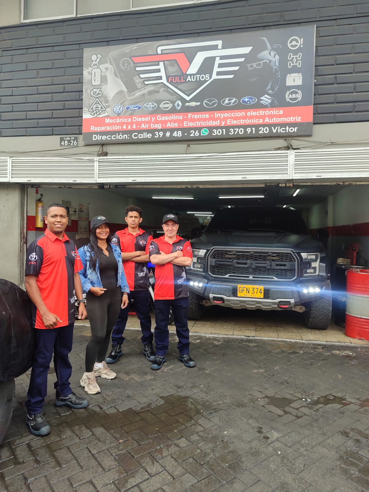 Equipo de mecánicos V FULL AUTOS trabajando